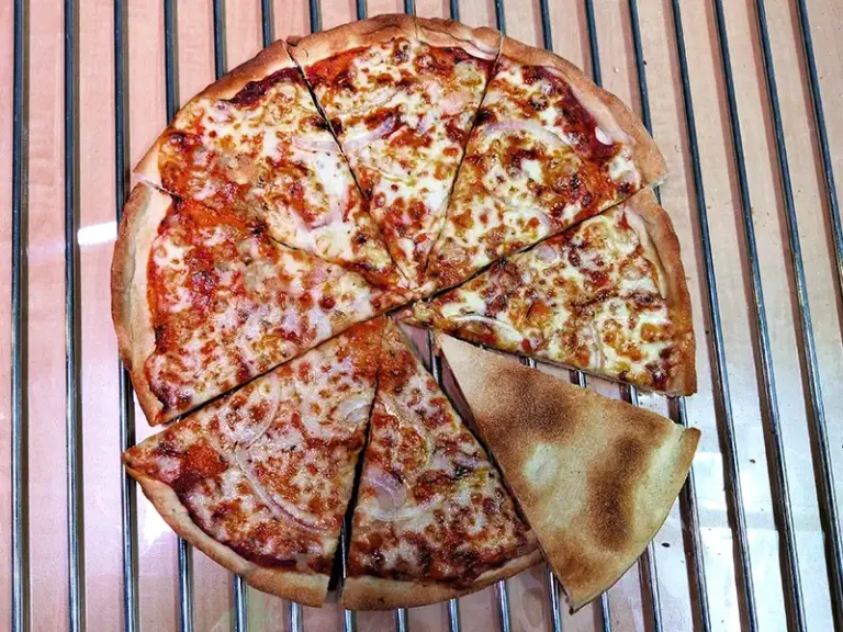 פיצה דקה מסוג קרקר סטייל